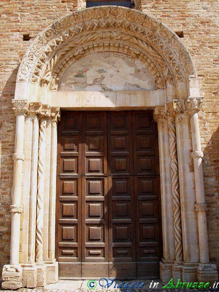14-P8269843+.jpg - 14-P8269843+.jpg - Il portale dell'abbazia di "S. Maria di Propezzano" (VIII-IX-XIII-XIV sec.).